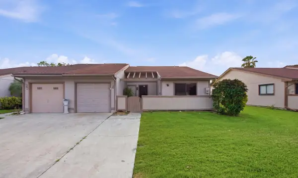 18 Winchmore Lane, Boynton Beach, FL 33426