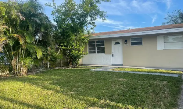 6902 SW 15th Street, North Lauderdale, FL 33068