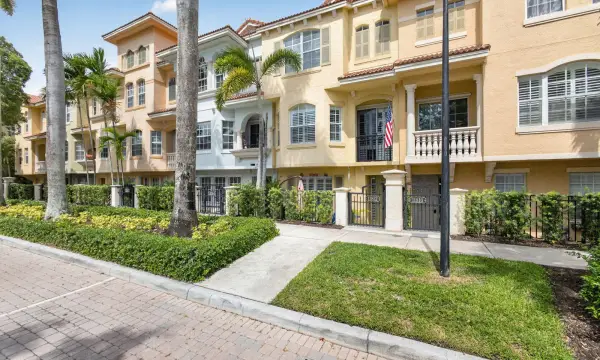 11812 Valencia Gardens Avenue, Palm Beach Gardens, FL 33410