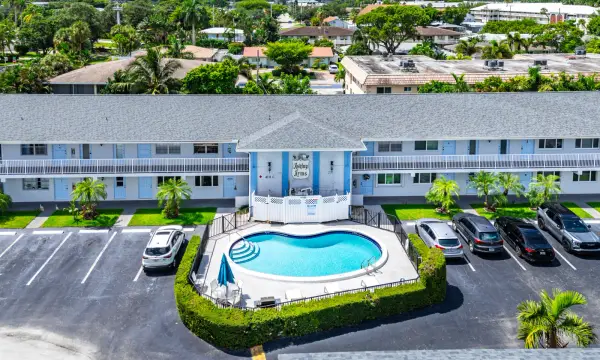 4111 NE 21st Way 204, Lighthouse Point, FL 33064