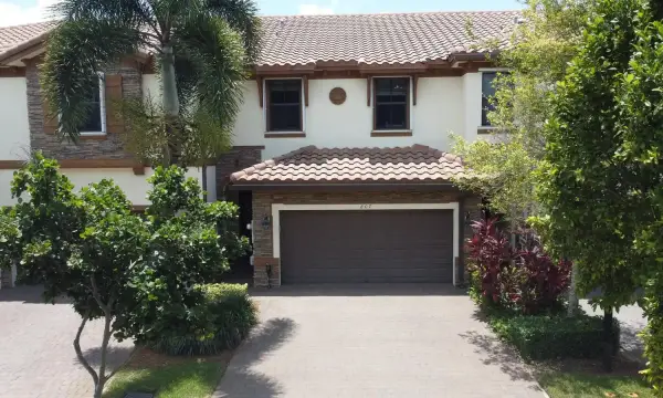 807 E Village Circle, Davie, FL 33325
