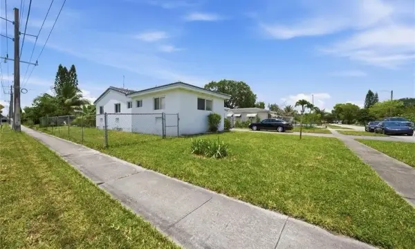 2300 N 57th Terrace, Hollywood, FL 33021