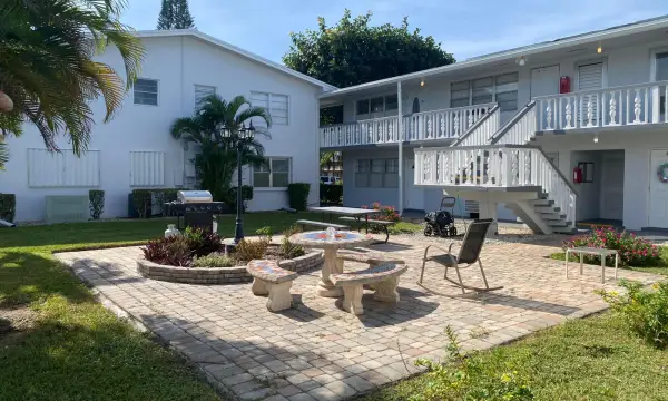 95 Cambridge E 95, West Palm Beach, FL 33417