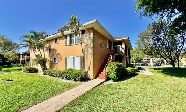 741 NW 104th Avenue 203, Pembroke Pines, FL 33026