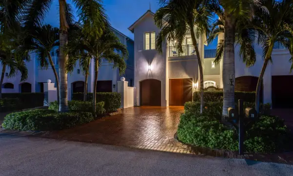 9 Adams Road, Ocean Ridge, FL 33435
