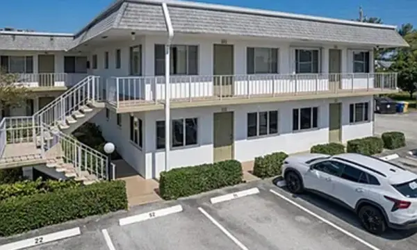 2920 Cynthia Lane 202, Lake Worth Beach, FL 33461