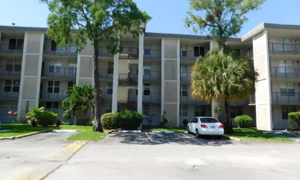 4851 NW 26th Court 443, Lauderdale Lakes, FL 33313