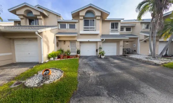 2047 Discovery Circle E, Deerfield Beach, FL 33442