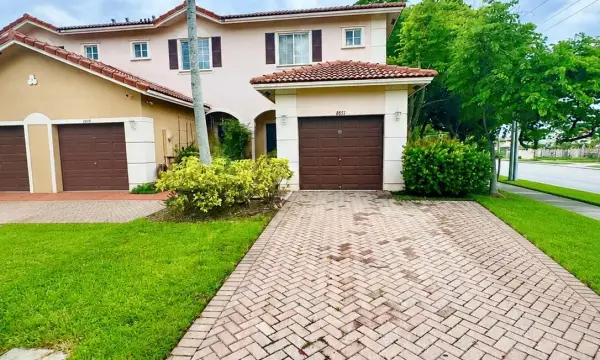 8851 N Isles Circle, Tamarac, FL 33321