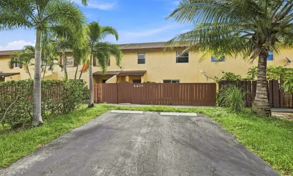 4408 NW 4th Avenue, Deerfield Beach, FL 33064
