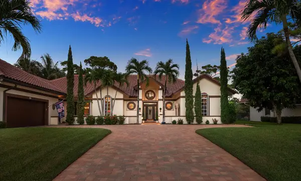 586 N Country Club Drive, Atlantis, FL 33462