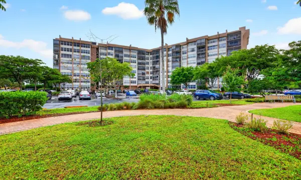1100 St Charles Place Ph3, Pembroke Pines, FL 33026
