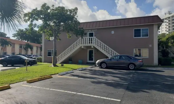 124 NE 19th Court 111b, Wilton Manors, FL 33305