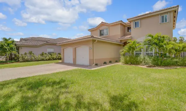 317 E Garden Cove Circle, Davie, FL 33325