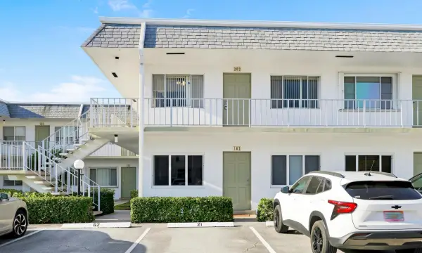 2920 Cynthia Lane 202, Lake Worth Beach, FL 33461