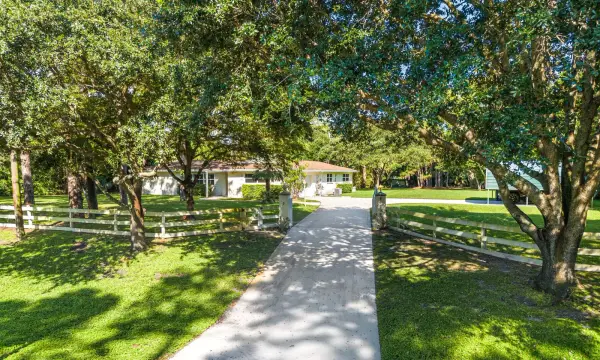 8645 Square Lake Drive, Palm Beach Gardens, FL 33418