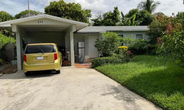 211 NE 27th Avenue, Boynton Beach, FL 33435