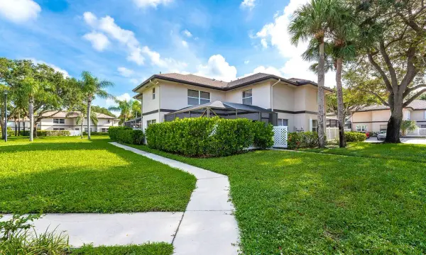 38 Essex Court D, Royal Palm Beach, FL 33411