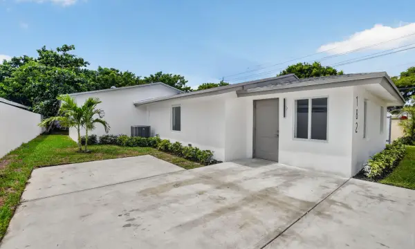 182 SW 6 Street, Deerfield Beach, FL 33441