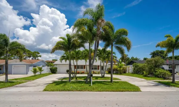 428 Alemeda Drive, Palm Springs, FL 33461