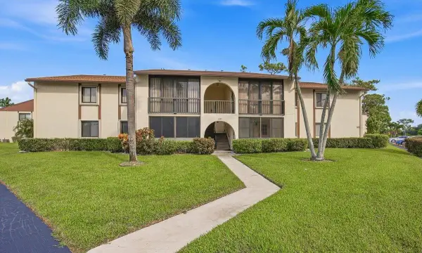 331 Knotty Pine Circle D-2, Greenacres, FL 33463