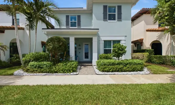 8015 Hobbes Way, Palm Beach Gardens, FL 33418