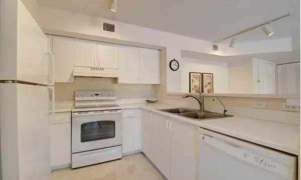 135 Yacht Club Way 207, Hypoluxo, FL 33462