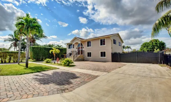 1371 Woodcrest Road W, West Palm Beach, FL 33417
