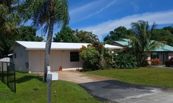 1075 James Road, Lantana, FL 33462