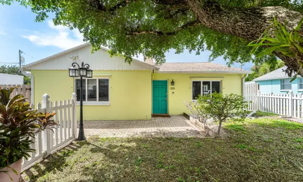 318 W Mango Street W, Lantana, FL 33462