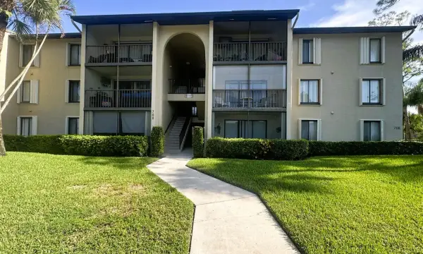 708 Sunny Pine Way H2, Greenacres, FL 33415