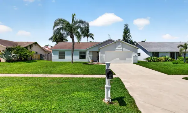 39 Cedar Circle, Boynton Beach, FL 33436