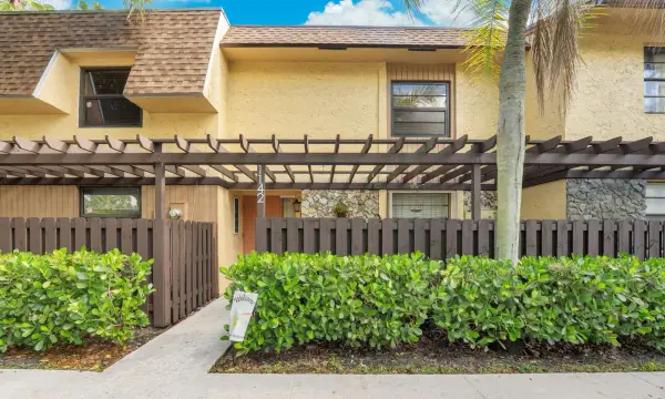 1142 N University Drive, Plantation, FL 33322
