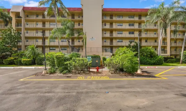 3810 Via Poinciana 202, Lake Worth, FL 33467