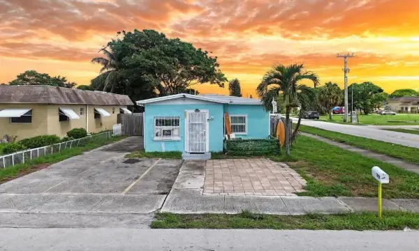 207 SW 4th Street, Deerfield Beach, FL 33441