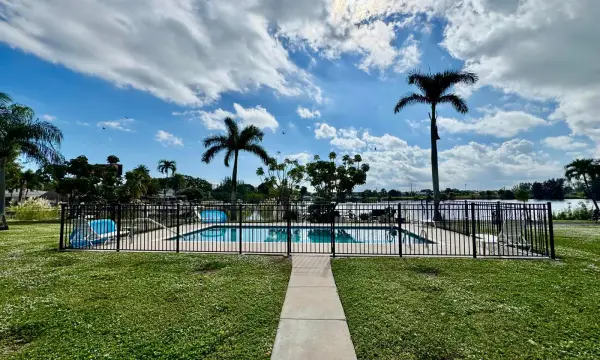 960 Crystal Lake 206, Deerfield Beach, FL 33064