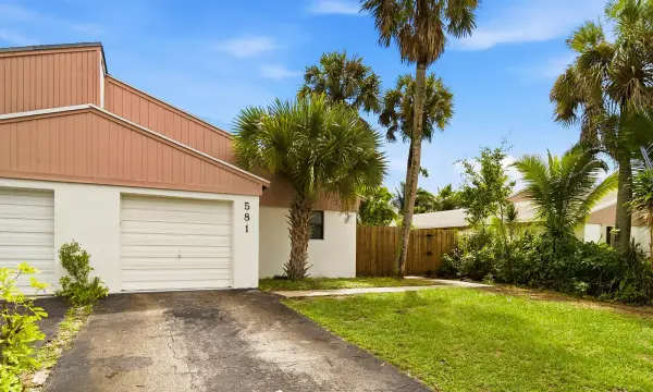 581 NW 47th Avenue, Delray Beach, FL 33445
