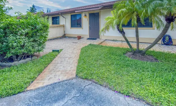 815 Andrew Redding Road 302, Lantana, FL 33462