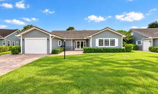 7 Holly Drive, Boynton Beach, FL 33436