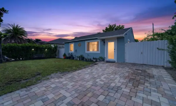 946 Mcintosh Street, West Palm Beach, FL 33405