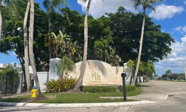 165 NW 96th Terrace 3-207, Pembroke Pines, FL 33024