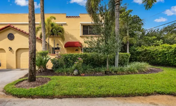 42 Uno Lago Drive, Juno Beach, FL 33408