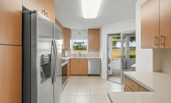 3871 Via Poinciana 104, Lake Worth, FL 33467