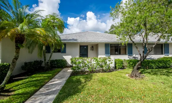 208 Club Drive, Palm Beach Gardens, FL 33418