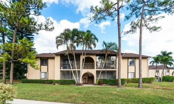 414 Pine Glen Lane D-2, Greenacres, FL 33463