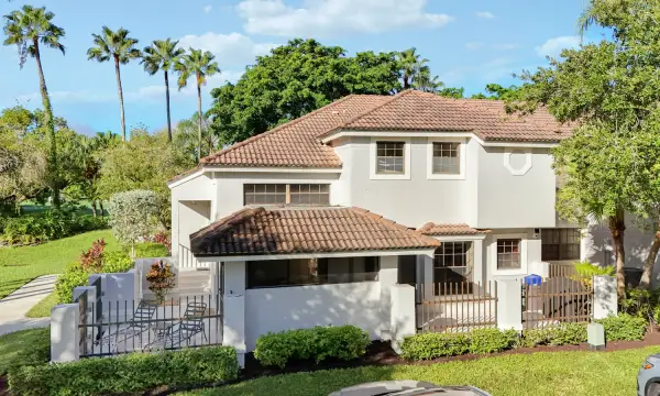 587 Prestwick Circle 2, Palm Beach Gardens, FL 33418