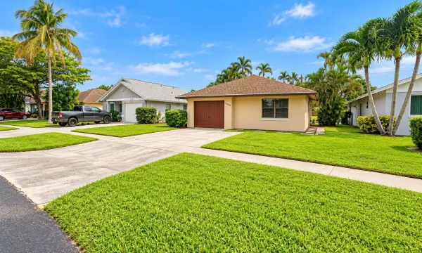 1435 S Summit Run Circle, West Palm Beach, FL 33415