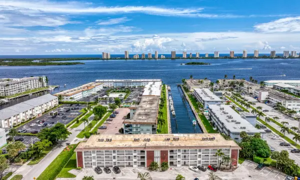 236 Castlewood Drive 205, North Palm Beach, FL 33408