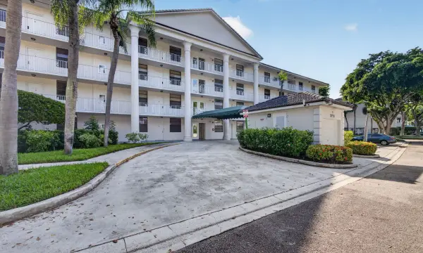 3710 Whitehall Drive 401, West Palm Beach, FL 33401