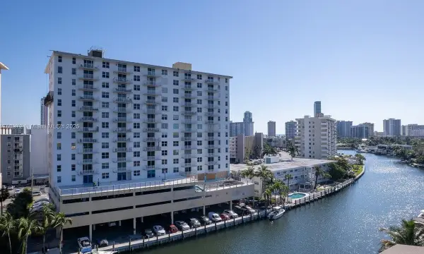 427 Golden Isles 9g, Hallandale Beach, FL 33009
